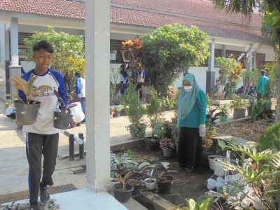 Pembiassan Kerja Bakti Bersama di Lingkungan Sekolah